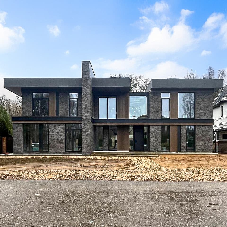 Завершили остекление дома в деревне Бузланово